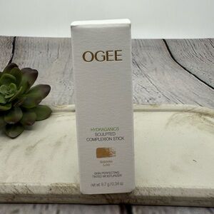⭐️NEW! OGEE Sculpted Complexion Stick in Banyan.